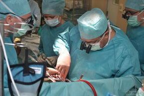 chirurgische Behandlung von Krampfadern im Beckenbereich