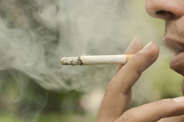 Rauchen ist einer der Gründe für die Entstehung von retikulären Krampfadern